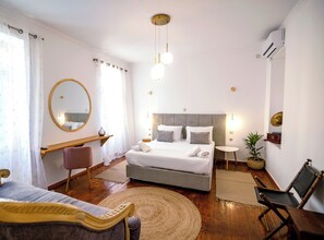 Bedroom with quen size bed