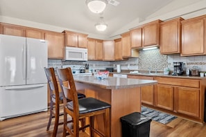 Fully Equipped Kitchen with countertop! Perfect place to gather, let's eat!