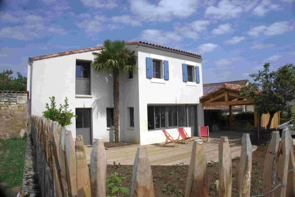 Maison de 91 m2 sur 2 étages avec grande terrasse, préau  et jardin clos