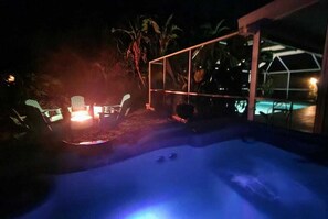 Pool, hot tub and fire pit! This is the perfect combination for a perfect vacation.