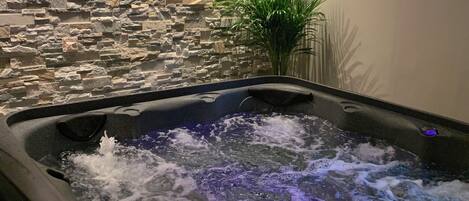 Indoor spa tub