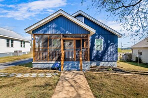 Screened in front porch