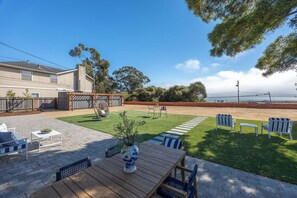 Backyard Ocean View- watch the waves and surfers while you chill in style