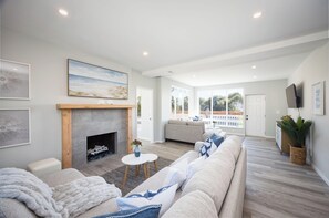 Extra large living room area with 2 Queen sleeper sofas