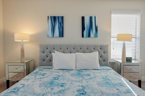 Lamp, Cushion, Home Decor, Furniture, Bed