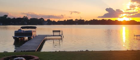 Beautiful sunset views. 2 kayaks  available. ** Note: pier is out for the winter