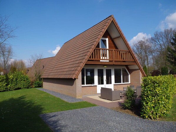 Pflanze, Himmel, Eigentum, Wolke, Gebäude, Fenster, Baum, Haus, Grundstueck, Gras