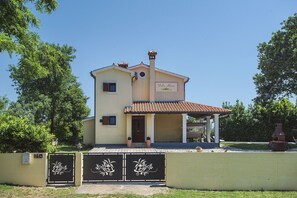 Außenseite Ferienhaus [Sommer]