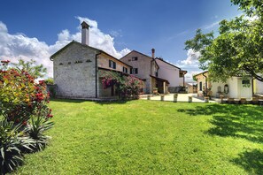 Außenseite Ferienhaus [Sommer]