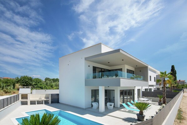 Außenseite Ferienhaus [Sommer]