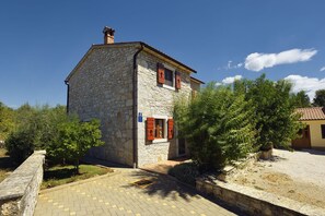 Außenseite Ferienhaus [Sommer]