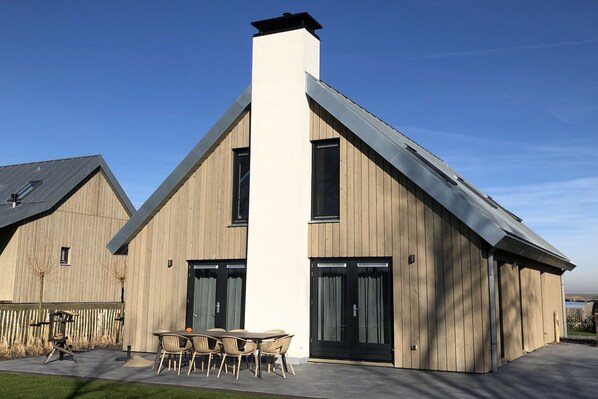 Außenseite Ferienhaus [Sommer]