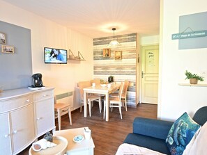 Tabelle, Eigentum, Möbel, Bilderrahmen, Couch, Holz, Interior Design, Wohnzimmer, Fussboden, Cabinetry