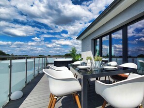 Lassen Sie den Abend gemütlich auf der Terrasse ausklingen.