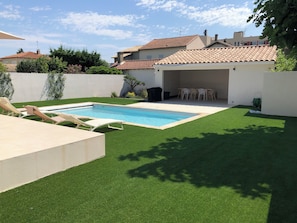 Jardin avec pool house