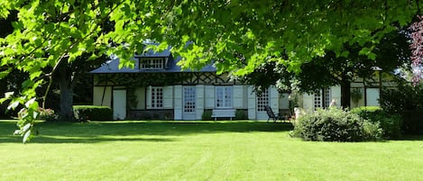 Sérénité.
Longère au milieu d'un parc de 3.600 m2, au calme sans être isolée.