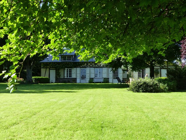 Sérénité.
Longère au milieu d'un parc de 3.600 m2, au calme sans être isolée.