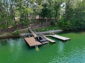 The Heart of Palmetto has a large boat dock with access to boat slip. Located on big water and perfect for lake fun.