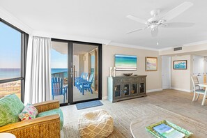 Mainsail 247 Living Room Alt 2