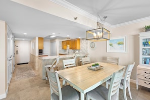 Mainsail 247 Dining