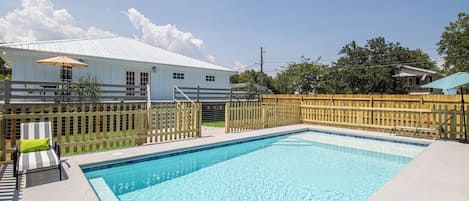 Huge saltwater pool with tanning ledge and deep end bench