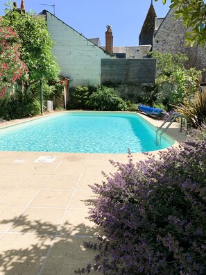 Piscine (10x5 m) et terrasse