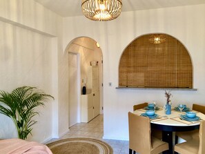 Sala de jantar contígua à kitchenett. Senta 4 a 6 pessoas