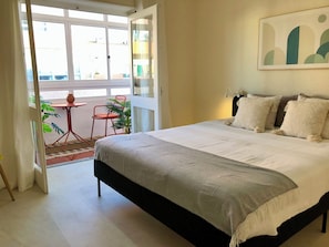 Quarto com varanda privativa e lounge.
Cama Queen size 1,60cm x 1,90cm