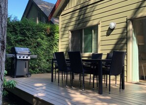 Lovely bright & private back deck