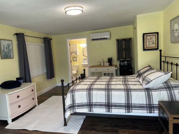 Queen bed and comfy linens
