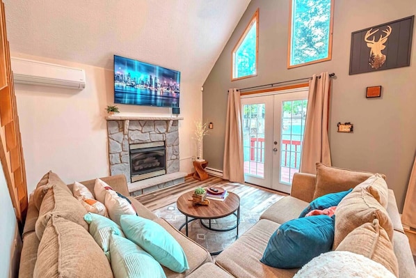 Unwind and embrace the snug ambiance of Chalet at Hunt! Get ready to relax and soak in the cozy atmosphere