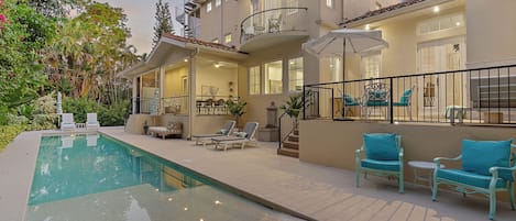 Welcome to Sapphire Shores - a Luxury Villa located just down the coast from the Ringling Museum in beautiful Sarasota, FL.