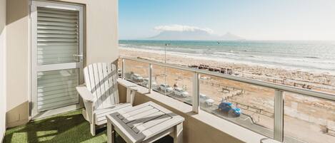 Balcony with Table mountain and sea views.