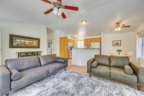 Living Room | Free WiFi | Central Air Conditioning
