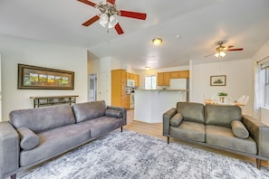 Living Room | Free WiFi | Central Air Conditioning