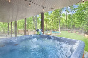 Outdoor spa tub
