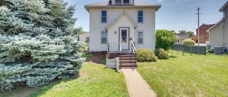 Dyersville Vacation Rental | 3BR | 1.5BA | 1,400 Sq Ft | Stairs Required