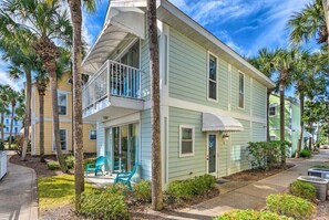 An unforgettable vacation awaits at Driftwood Dreams, perched in the top unit.
