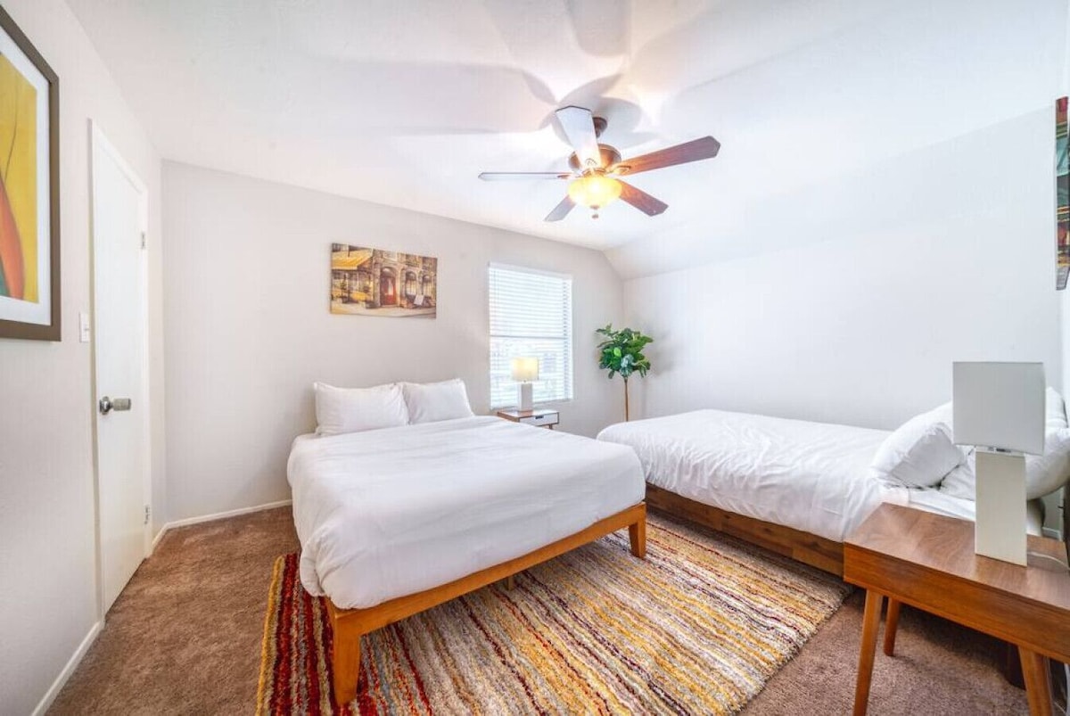 1342 Emerald · 2BR Home near Skateland &Amusement Park w/Pool.