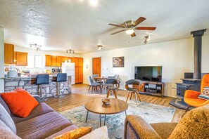 Living Area | Sleeper Sofa | Flat-Screen TV | Board Games