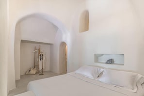Amazing Santorini Villa | 1 Bedroom | Pina Caldera Villa | Astounding Caldera Views & Private Plunge Pool | Oia by Villamore