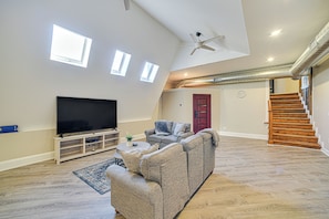 Living Room | Free WiFi | Smart TV w/ Cable | Central A/C & Heating