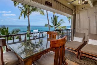 Oceanfront, remodeled penthouse, sunsets, whales/dolphins, surfers! Free parking