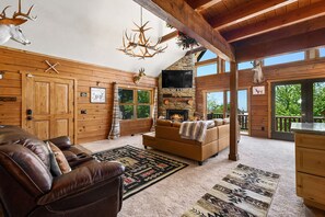 Spacious Living Room 