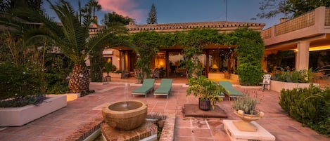 Hermosa villa con jardín, patio, piscina y zona de BBQ