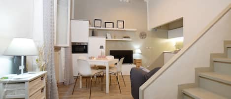Le salon-salle Ă manger confortable avec coin cuisine