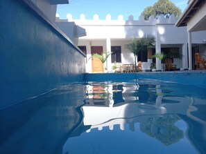 Vandfald i poolen