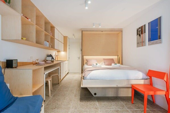 Closet double bed (We provide prepared beds with high-quality bed linen)