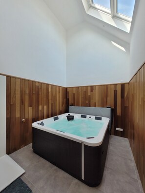 Indoor spa tub