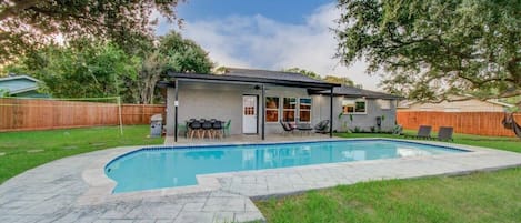 With a backyard pool area as decked out as this one’s, you won’t want to forget your swimsuits! Whether you prefer to be in the pool or simply poolside, Texas’ warm weather is perfect for the indoor/outdoor lifestyle.